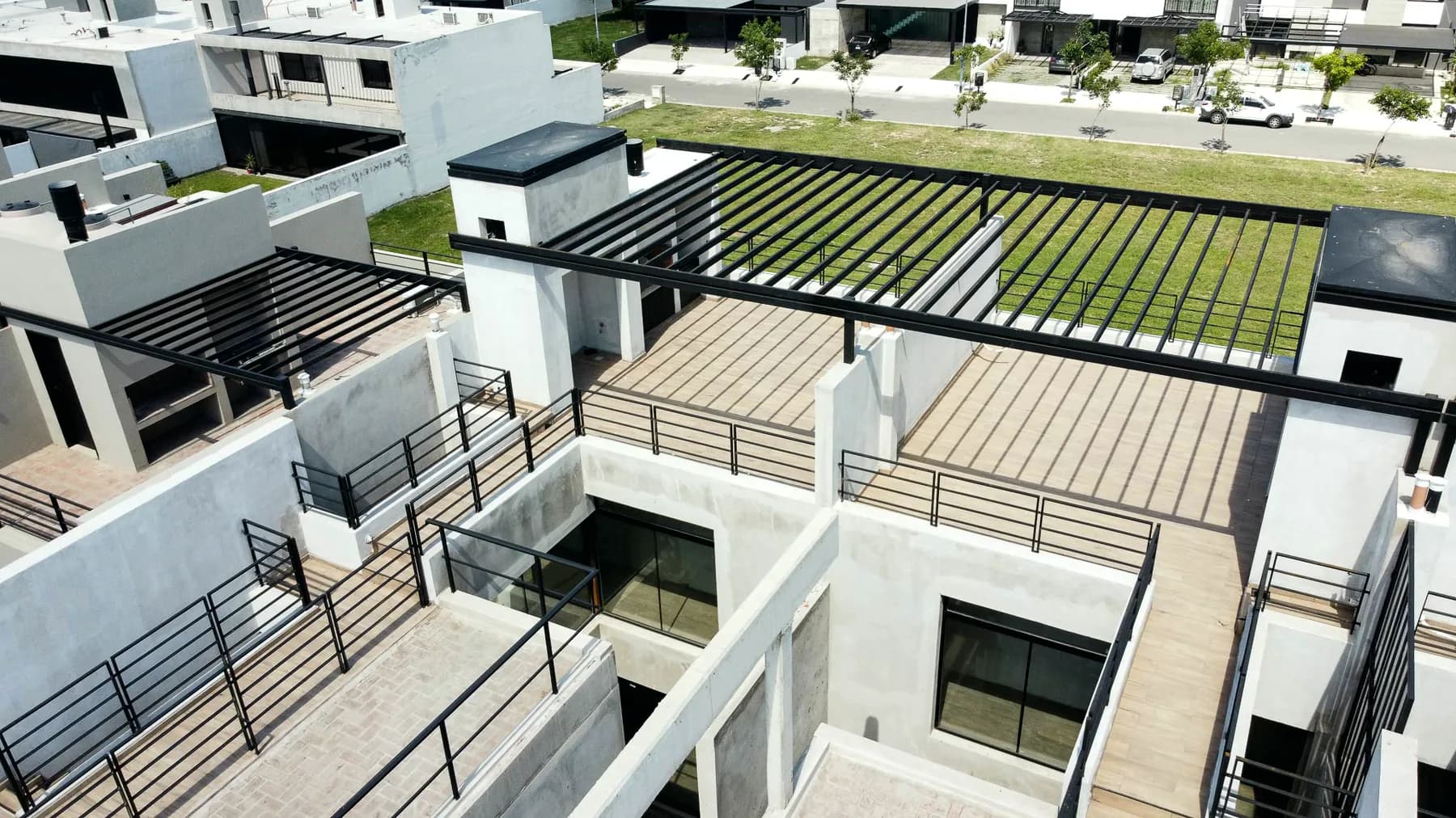 Pérgolas, barandas y aberturas realizadas por Aluminica